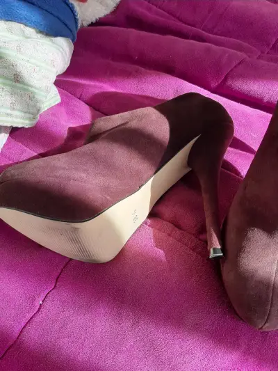 Botines de gamuza color burdeos con cierre lateral - miniatura 2