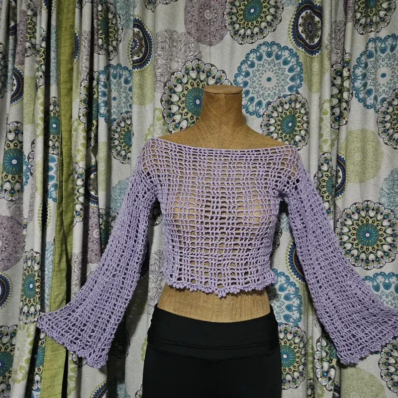 Top tejido a crochet color lila con mangas acampanadas