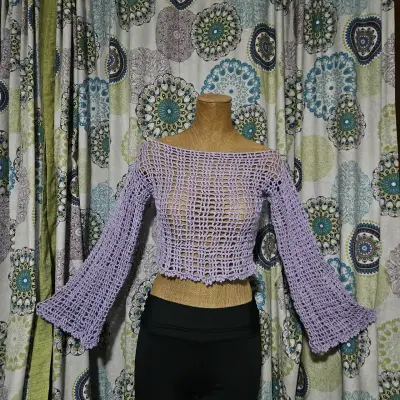 Top tejido a crochet color lila con mangas acampanadas - miniatura 2