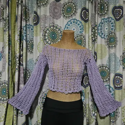 Top tejido a crochet color lila con mangas acampanadas - miniatura 3