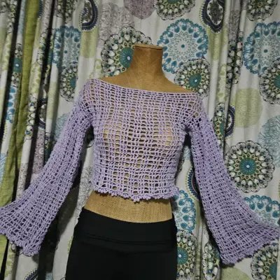 Top tejido a crochet color lila con mangas acampanadas - miniatura 4