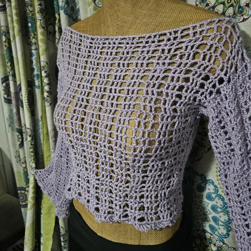 Top tejido a crochet color lila con mangas acampanadas - 5
