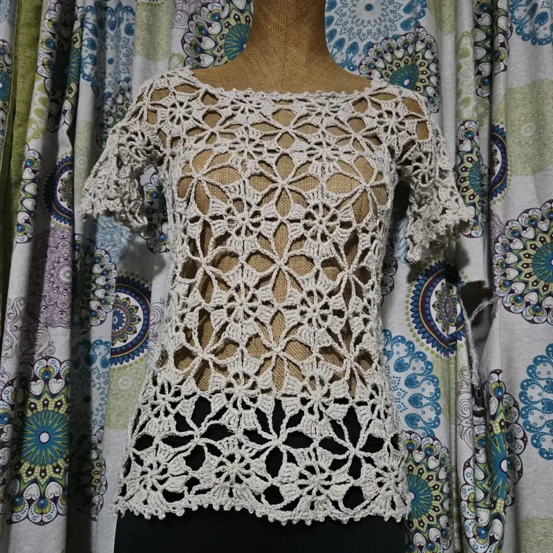 Blusa de crochet beige con diseño floral