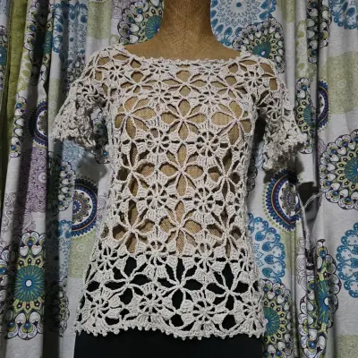 Blusa de crochet beige con diseño floral - miniatura 1