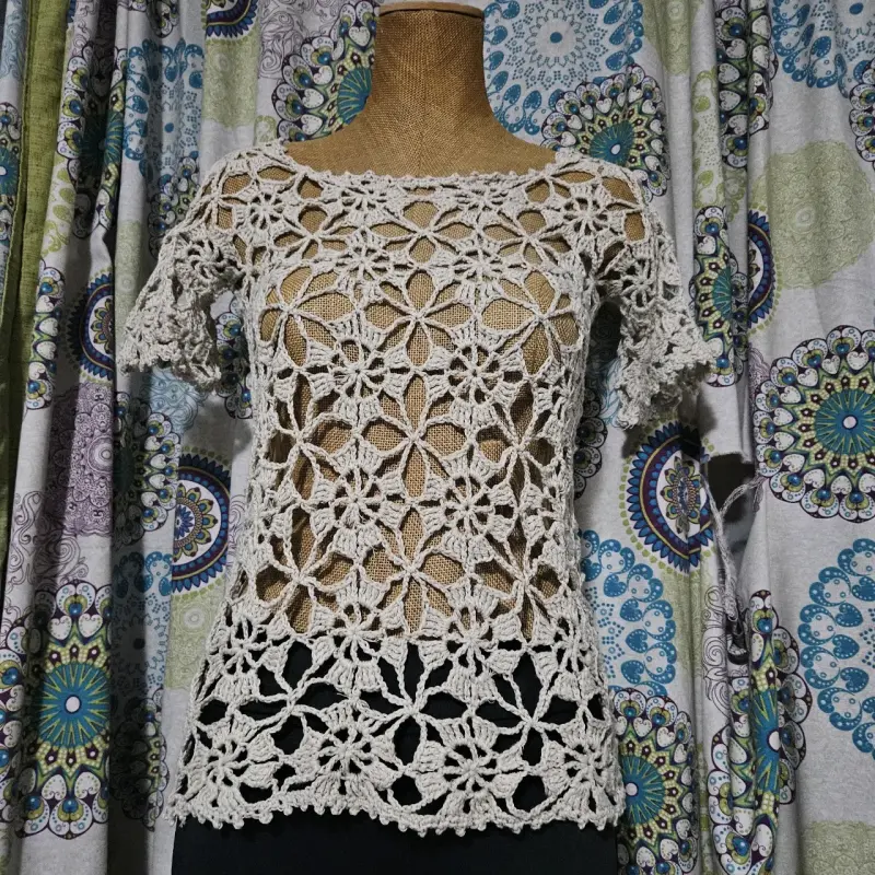 Blusa de crochet beige con diseño floral - 2