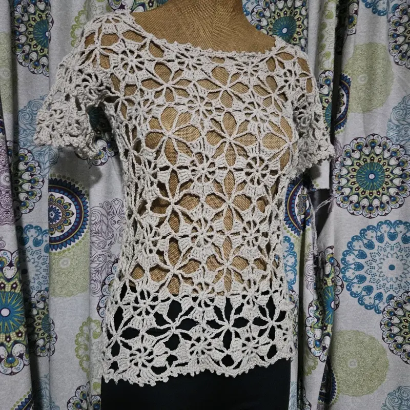 Blusa de crochet beige con diseño floral - 3