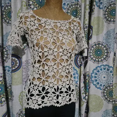 Blusa de crochet beige con diseño floral - miniatura 4