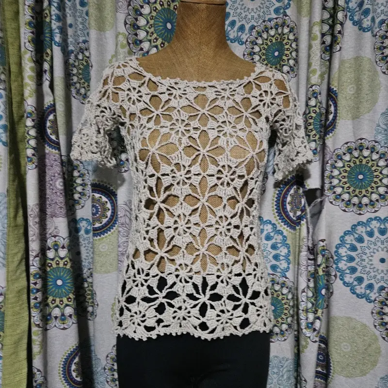 Blusa de crochet beige con diseño floral - 5