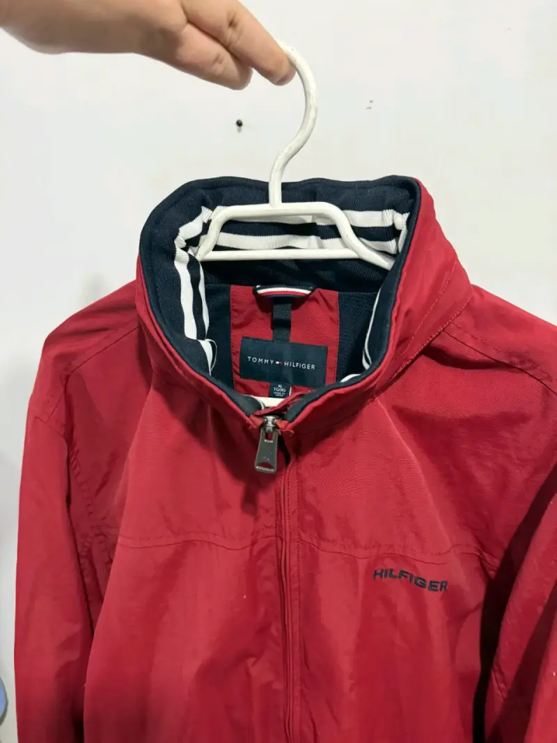 Chaqueta roja Tommy Hilfiger con logo - 3