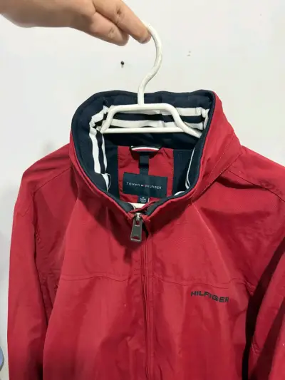 Chaqueta roja Tommy Hilfiger con logo - miniatura 3