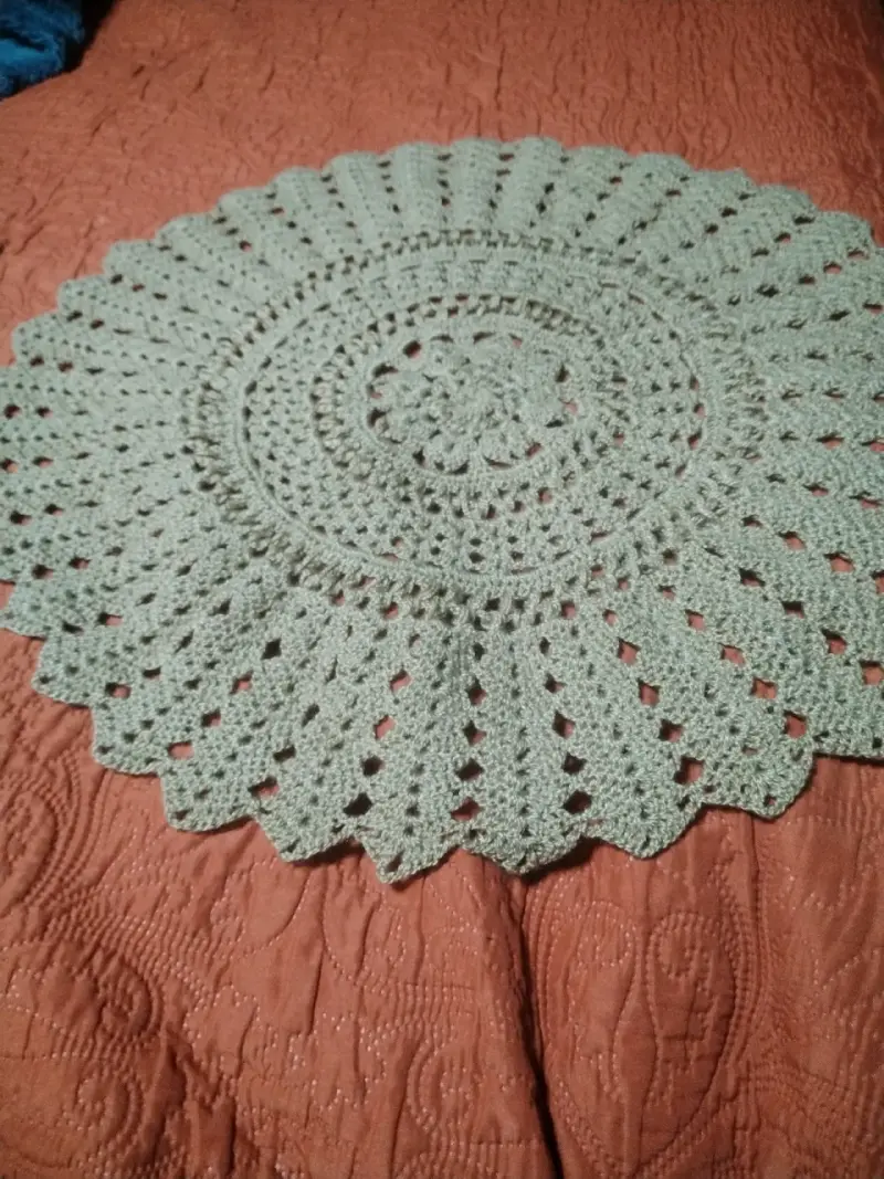 Tapete redondo tejido a crochet beige