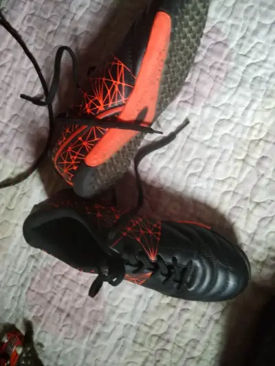 Zapatillas de Fútbol Negro y Naranja para Hombre - miniatura 1