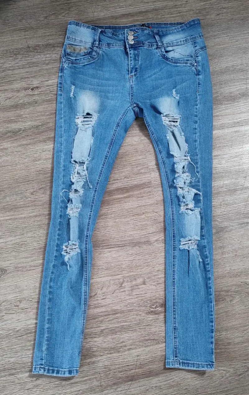 Jeans de mezclilla rasgados marca Mossimo