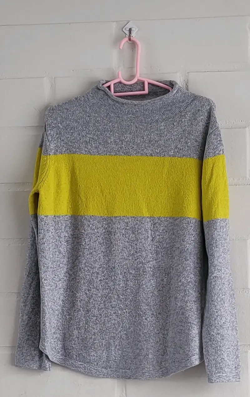 Suéter gris con franja amarilla marca old navy