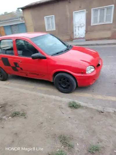 Auto Chevrolet Corsa 5 Puertas Rojo - miniatura 1