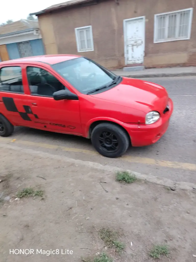 Auto Chevrolet Corsa 5 Puertas Rojo - 2