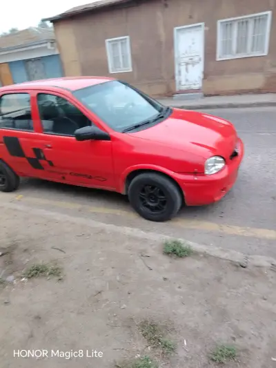 Auto Chevrolet Corsa 5 Puertas Rojo - miniatura 2