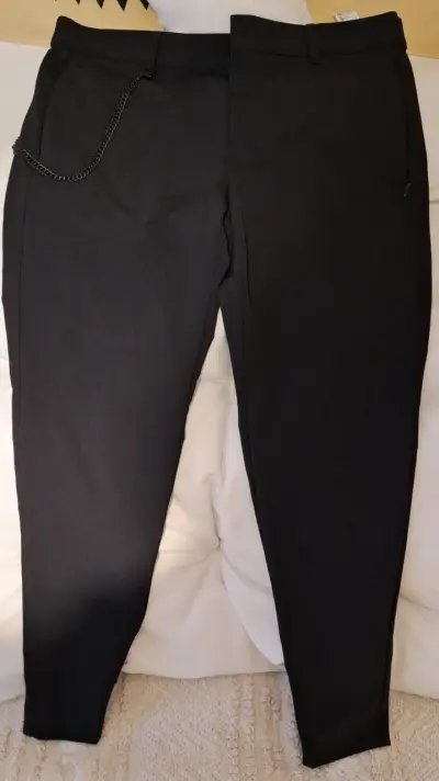 Pantalones Zara negros con cadena decorativa - miniatura 1