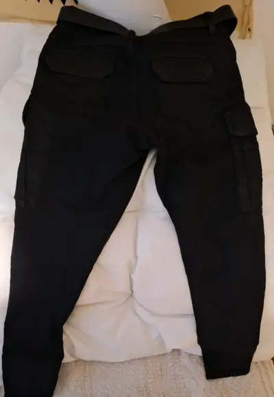 Pantalones cargo negros Zara con bolsillos - miniatura 2