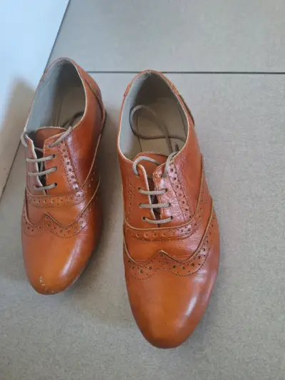 Zapatos de cuero marrón estilo Oxford para hombre - miniatura 3