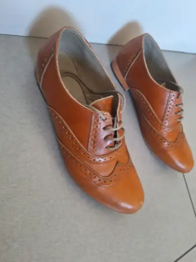 Zapatos de cuero marrón estilo Oxford para hombre - miniatura 4