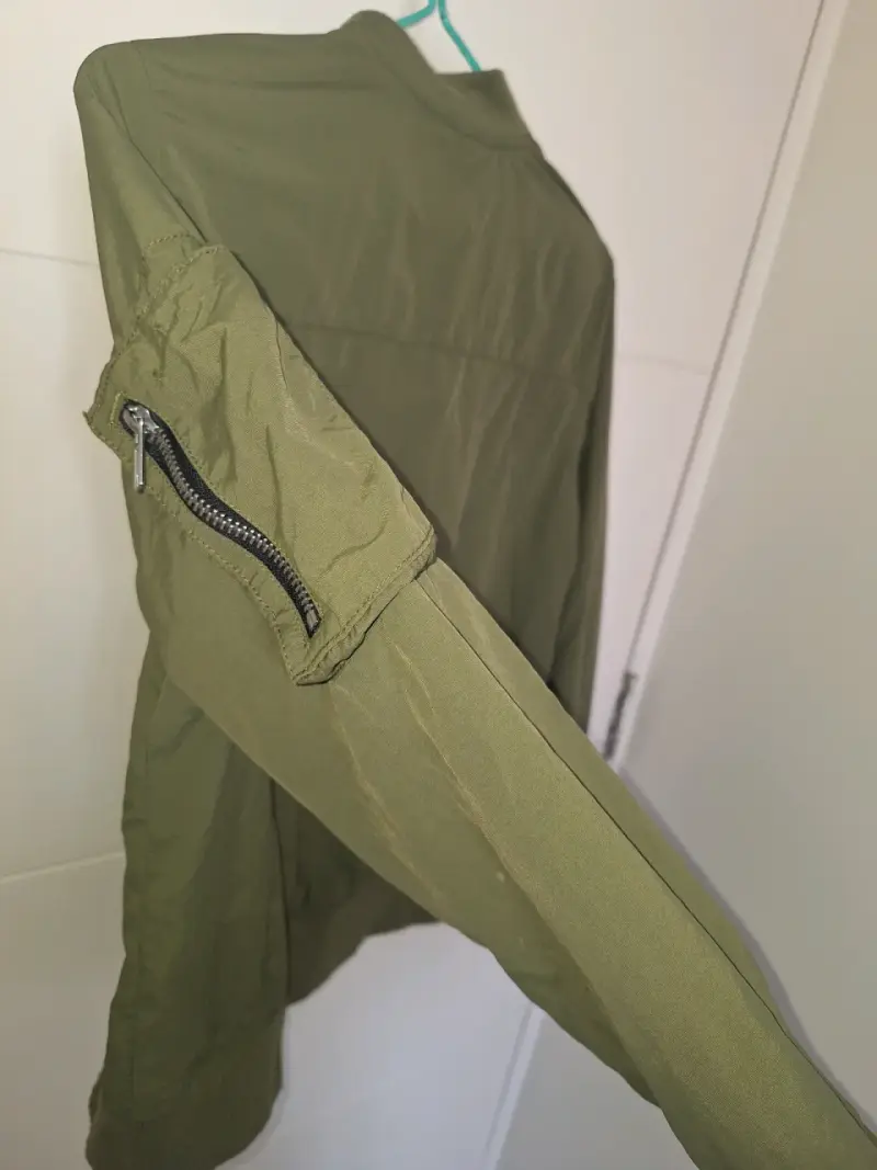 Chaqueta bomber verde oliva con cierre metálico - 1
