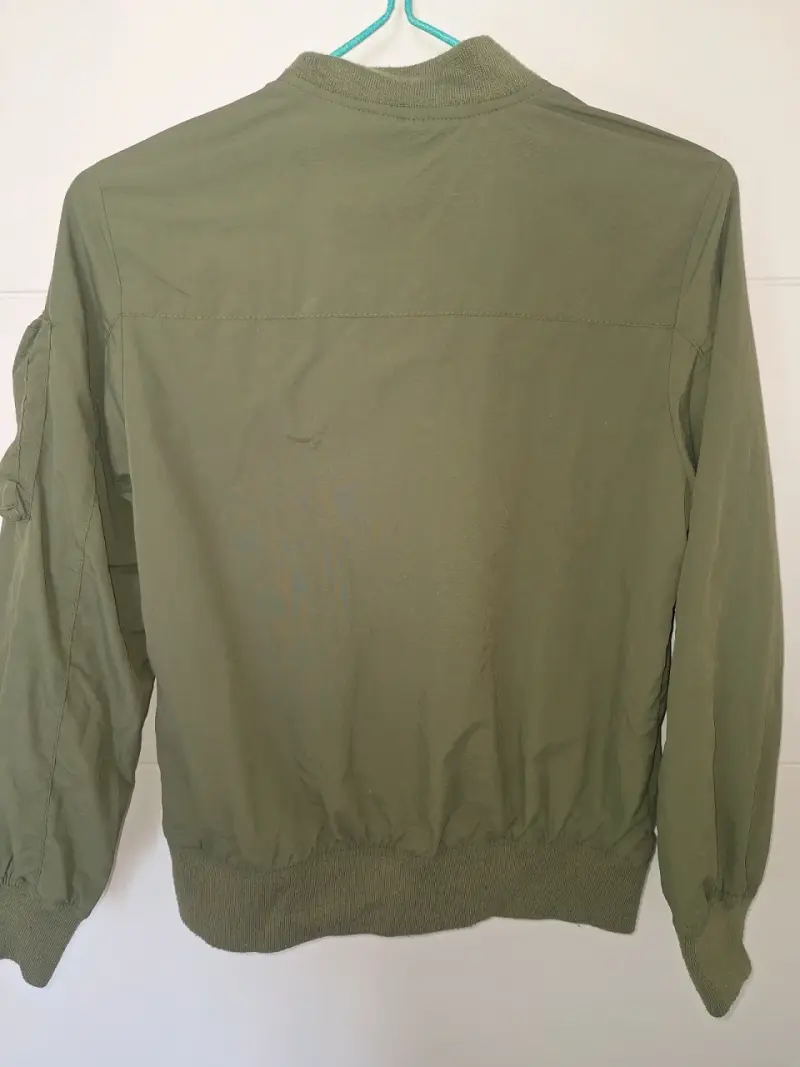 Chaqueta bomber verde oliva con cierre metálico - 2