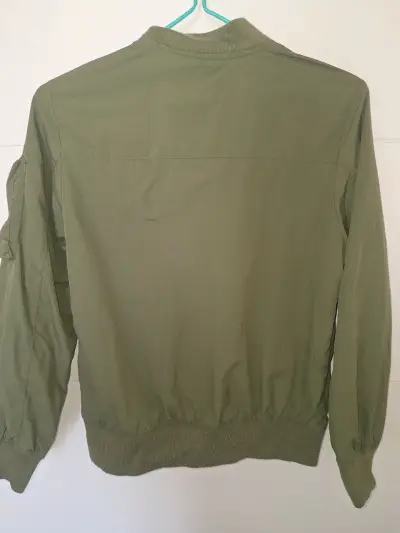 Chaqueta bomber verde oliva con cierre metálico - miniatura 2