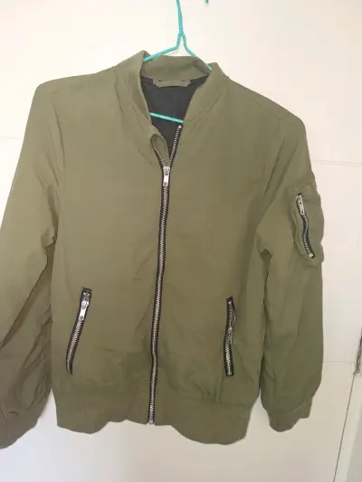 Chaqueta bomber verde oliva con cierre metálico - miniatura 3