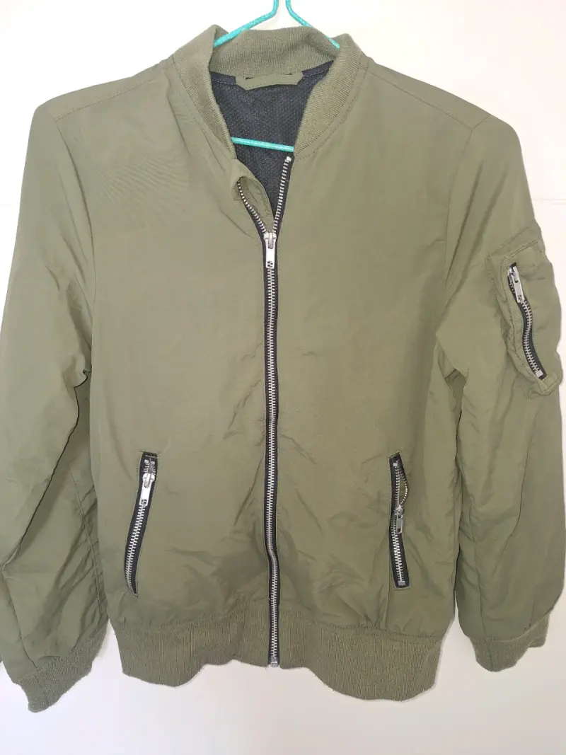 Chaqueta bomber verde oliva con cierre metálico - 4
