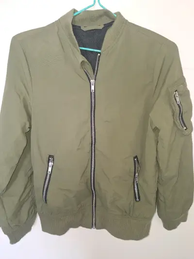 Chaqueta bomber verde oliva con cierre metálico - miniatura 4