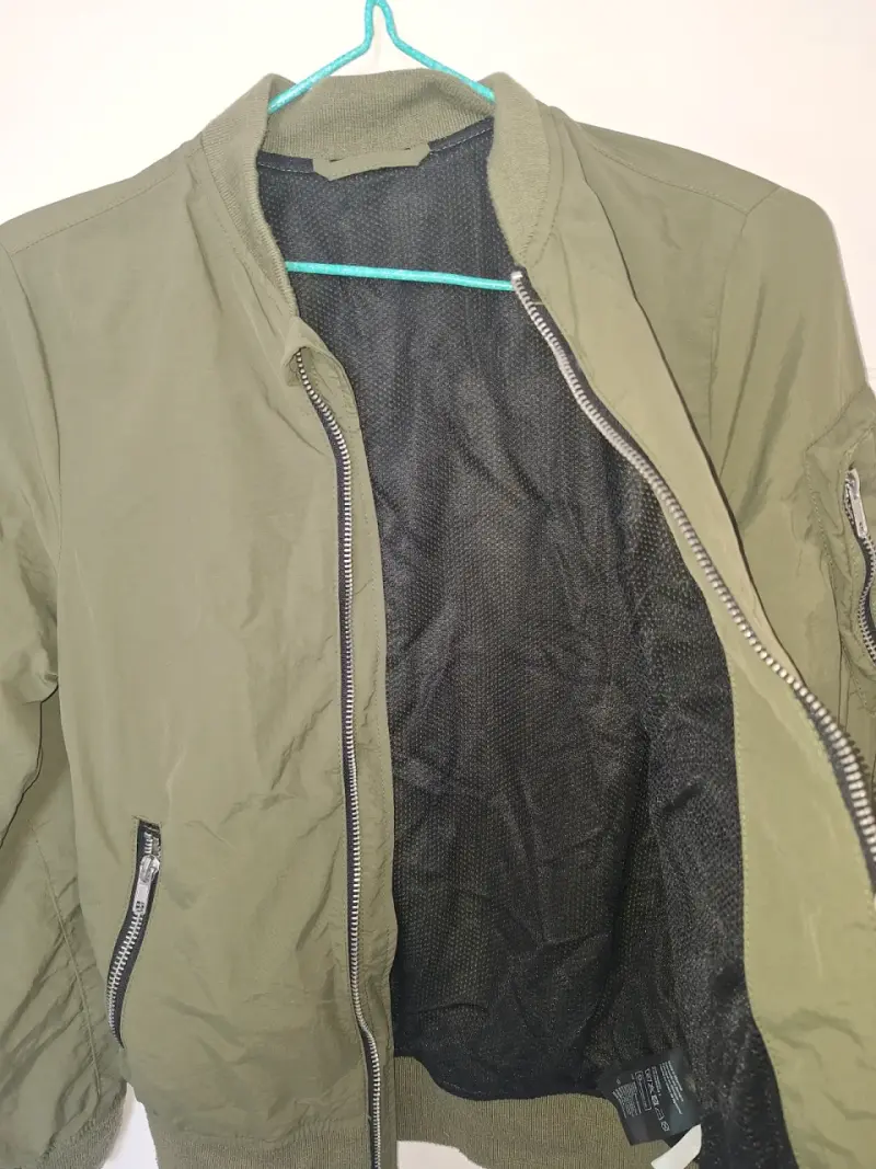 Chaqueta bomber verde oliva con cierre metálico - 5