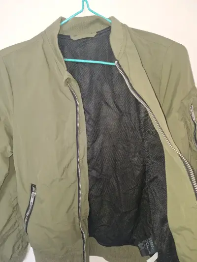Chaqueta bomber verde oliva con cierre metálico - miniatura 5