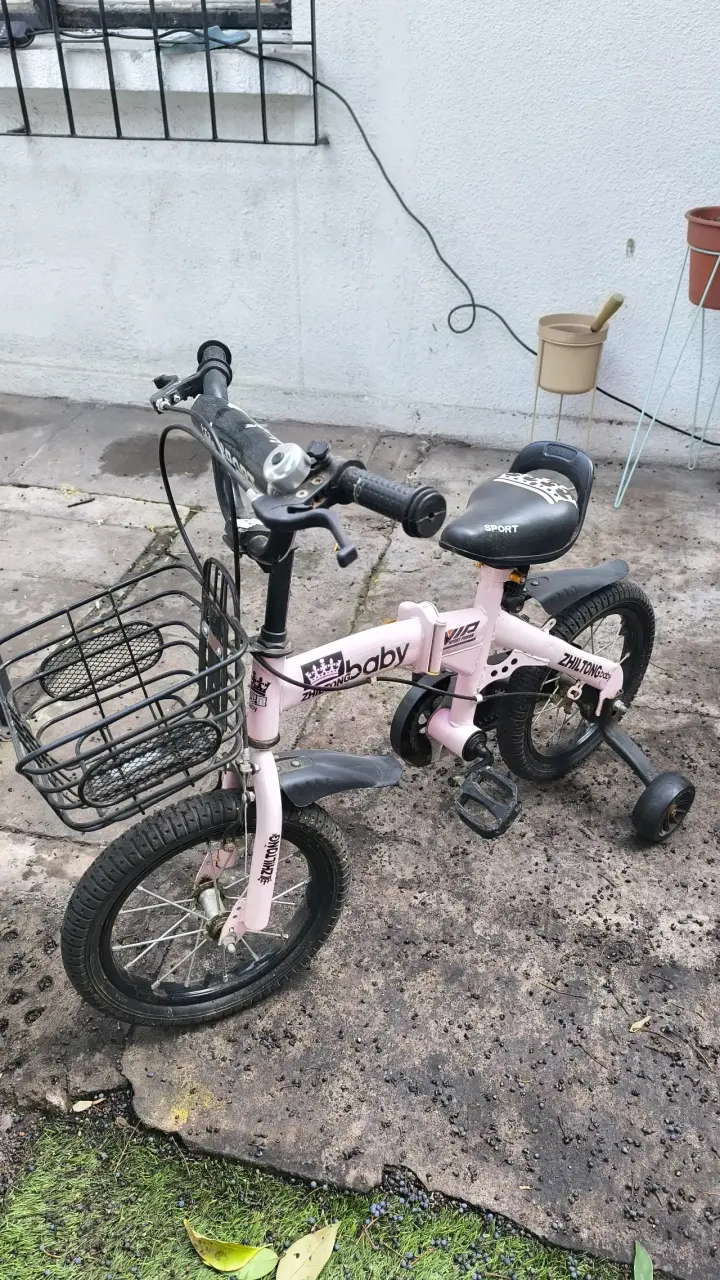 Bicicleta infantil rosa con ruedas de apoyo - 1