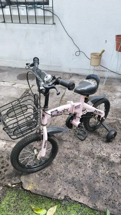 Bicicleta infantil rosa con ruedas de apoyo - miniatura 1