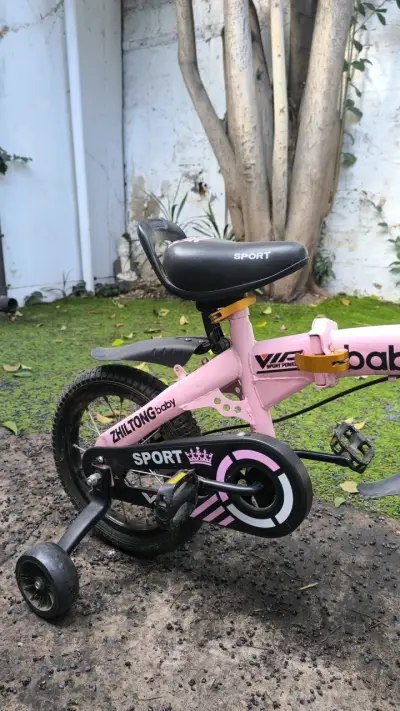 Bicicleta infantil rosa con ruedas de apoyo - miniatura 2
