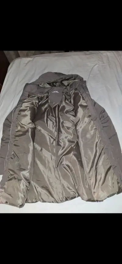 Chaqueta acolchada marrón con capucha - miniatura 2