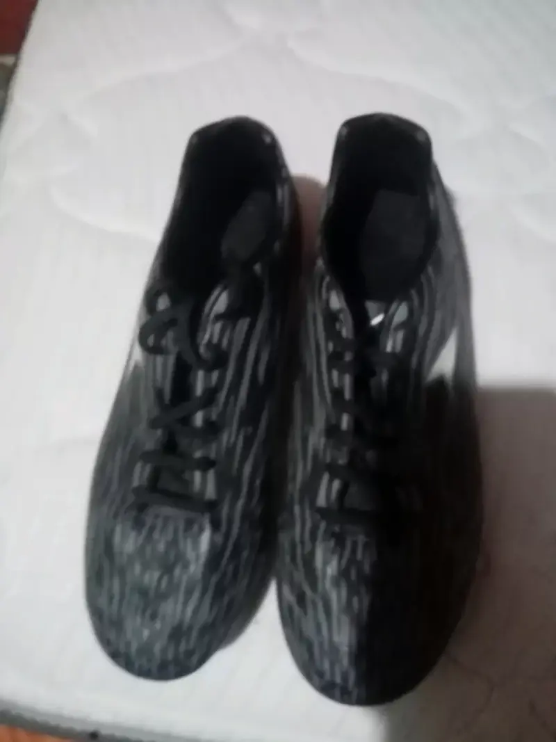 Zapatillas deportivas negras con diseño moderno - 1