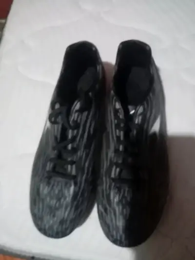 Zapatillas deportivas negras con diseño moderno - miniatura 1
