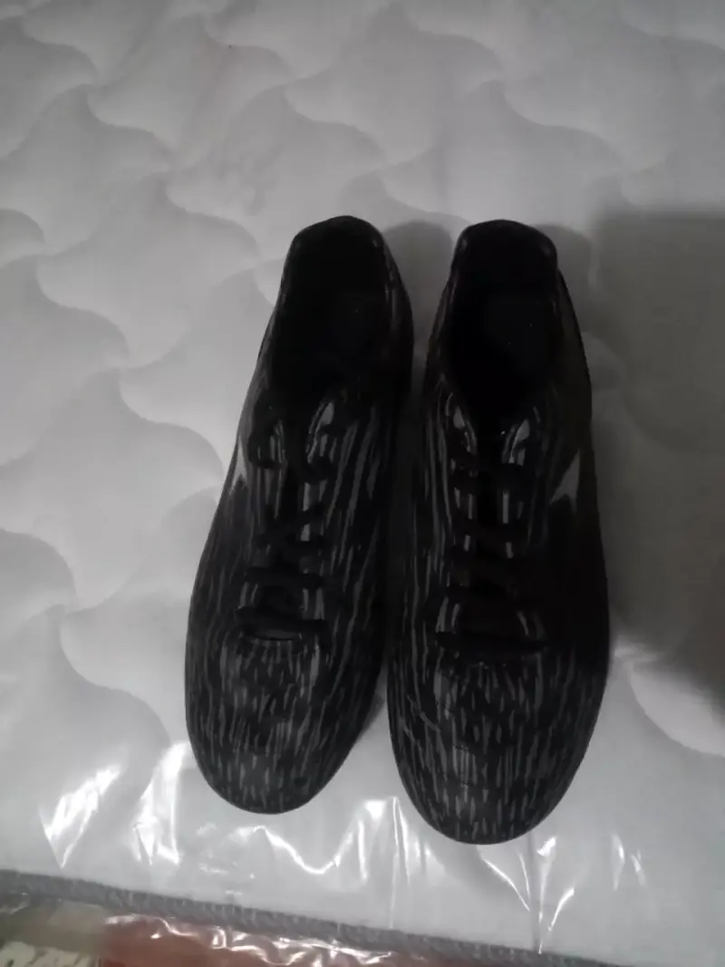 Zapatillas deportivas negras con diseño moderno - 2