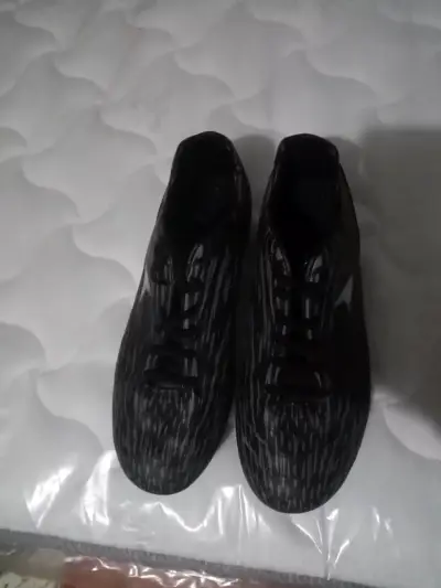 Zapatillas deportivas negras con diseño moderno - miniatura 2