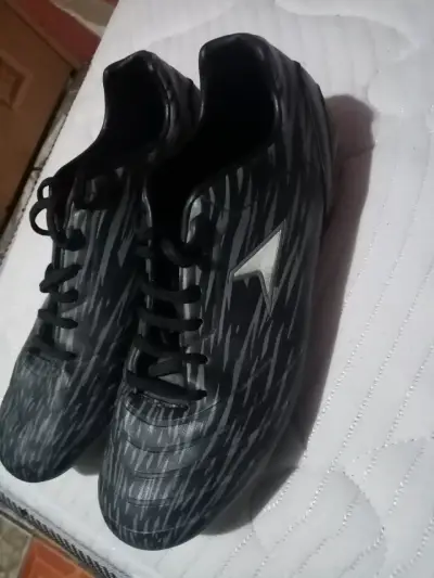 Zapatillas deportivas negras con diseño moderno - miniatura 3