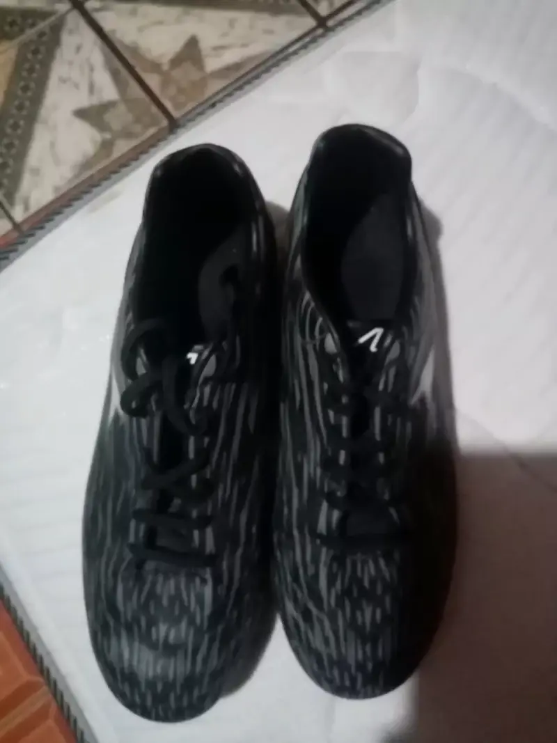 Zapatillas deportivas negras con diseño moderno - 4