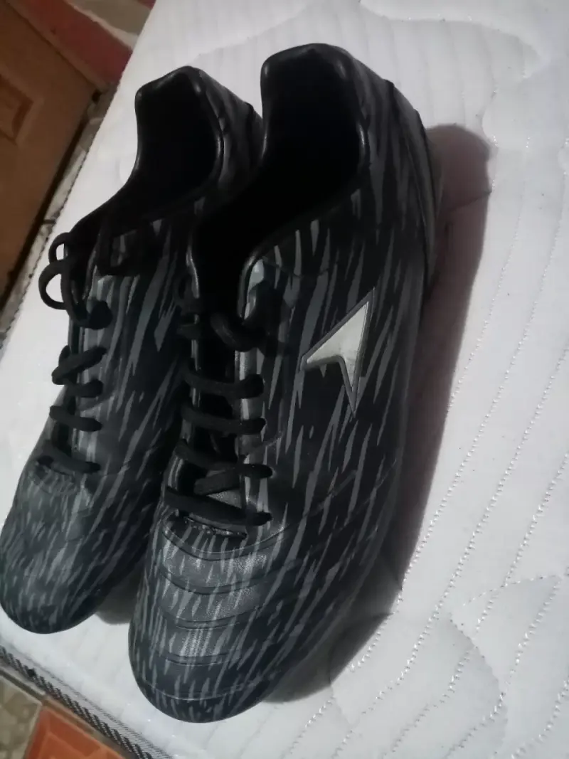 Zapatillas deportivas negras con diseño moderno - 5