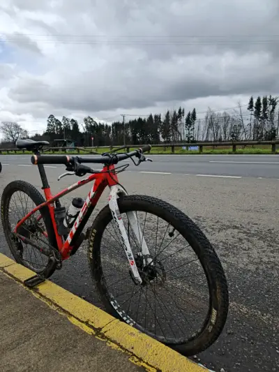 Trek marlin 5 rígida 100%, gravel/urbana. - miniatura 4