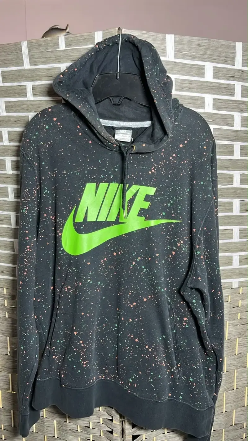Polerón con capucha Nike negro con diseño de salpicaduras