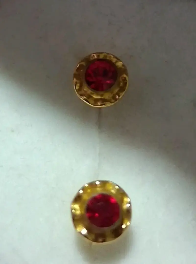 Aros de oro con piedra roja brillante - 1