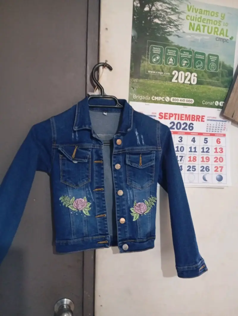Chaqueta de mezclilla para niña con bordado floral