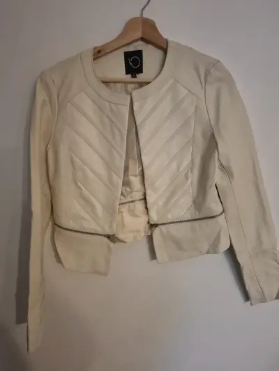 Chaqueta beige de mujer con diseño moderno - miniatura 1