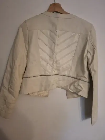 Chaqueta beige de mujer con diseño moderno - miniatura 3